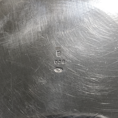 Stříbrná miska s perforovaným žebrováním a rostlinným dekorem