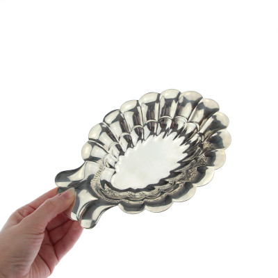 Stříbrná oválná miska s rukojetí