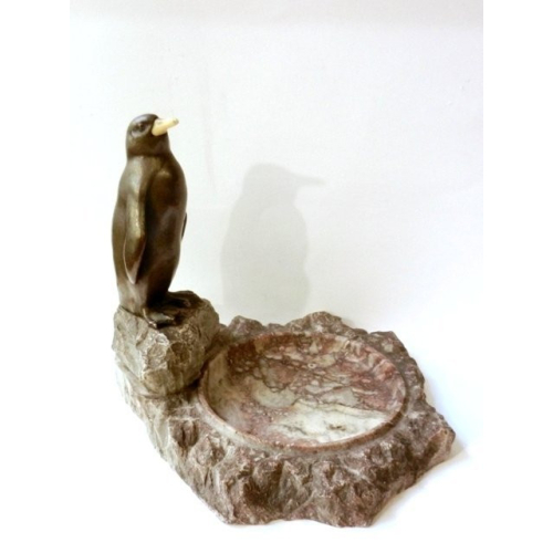 Bronzová soška tučňáka na mramorové misce