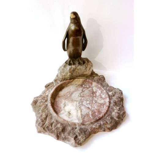 Bronzová soška tučňáka na mramorové misce