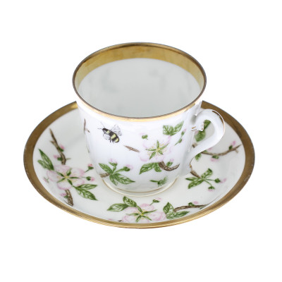 Porcelánový šálek s podšálkem - čmeláci a růžové kvítky