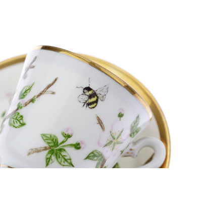 Porcelánový šálek s podšálkem - čmeláci a růžové kvítky