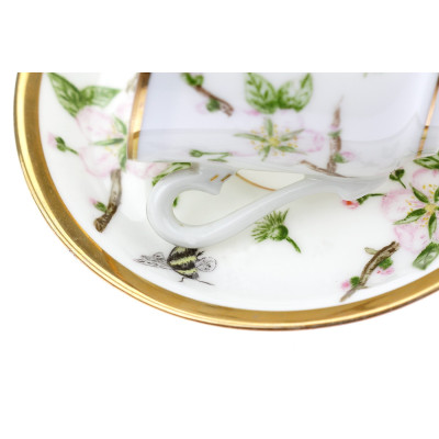 Porcelánový šálek s podšálkem - čmeláci a růžové kvítky