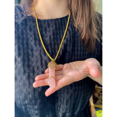 Růženínový přívěsek s rukou "figa"