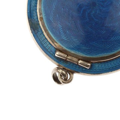 Stříbrná pudřenka s modrým emailem