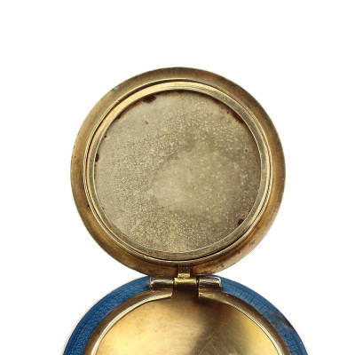 Stříbrná pudřenka s modrým emailem