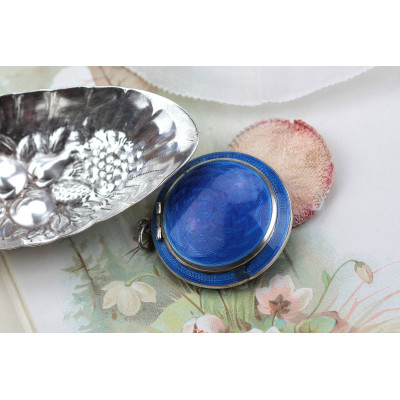 Stříbrná pudřenka s modrým emailem