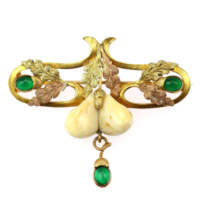Gold brooch with grandles and chrysoprase