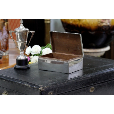 Stříbrná krabička s rytinou - Anglie