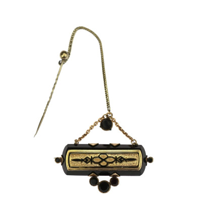 Onyx brooch with chain and needle