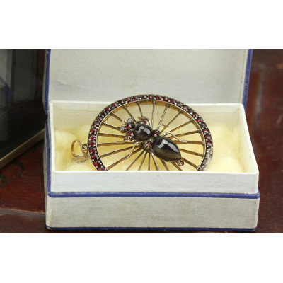 Garnet pendant - spider