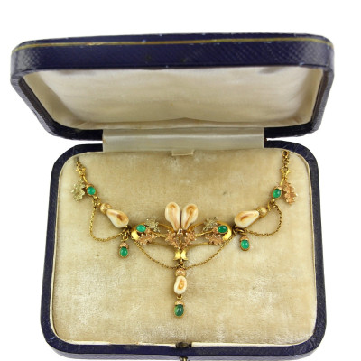 Rakousko-uherský zlatý koliér s grandlemi a chryzoprasy