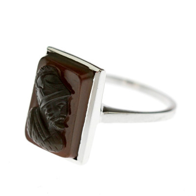 Gold ring with carnelian cameo