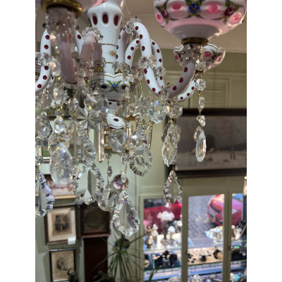 Růžovo-bílý skleněný lustr, Československo