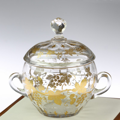 Skleněná dóza se zlaceným dekorem