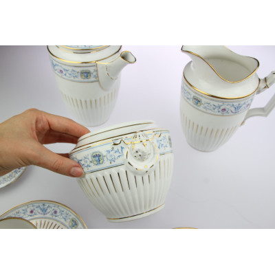 Přátelský porcelánový servis na kávu