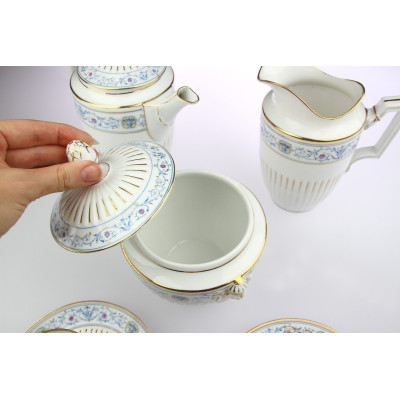 Přátelský porcelánový servis na kávu