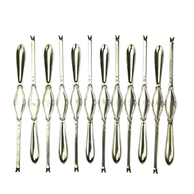 Sada stříbrných příborů na korýše