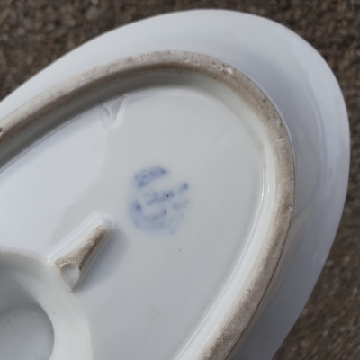 Porcelánový omáčník s paví hlavou