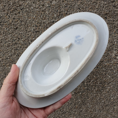 Porcelánový omáčník s paví hlavou