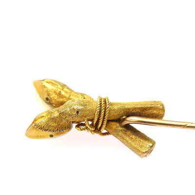 Gold pin with grandel