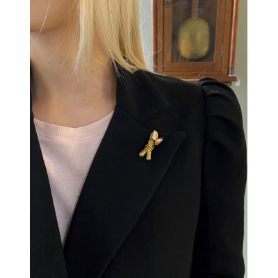 Gold pin with grandel