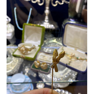 Gold pin with grandel