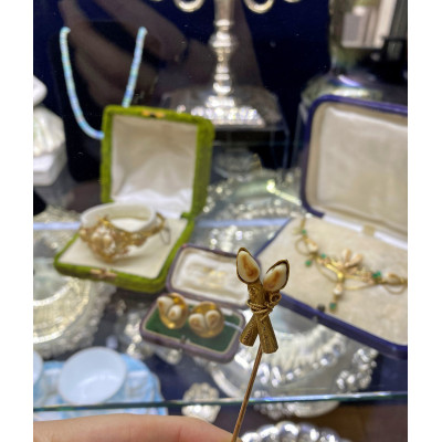 Gold pin with grandel