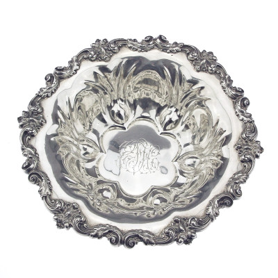 Stříbrná miska s dubovými listy a žaludy