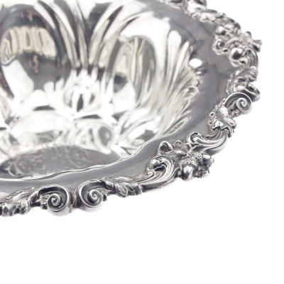 Stříbrná miska s dubovými listy a žaludy