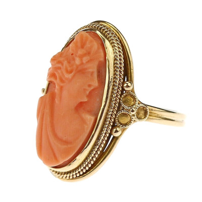 Zlatý prsten s kamejí z mořského korálu