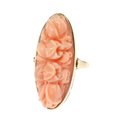 Gold ring with cut sea coral
