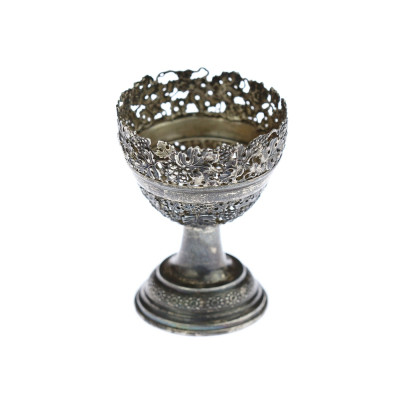 Stříbrný stojánek na nožce s motivem vinné révy