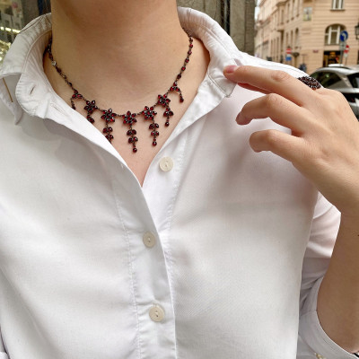 Granátový náhrdelník