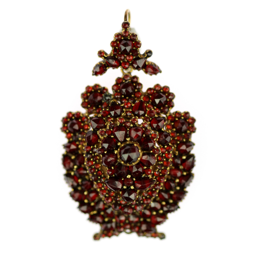 PRODÁNO - Granátový medailonek