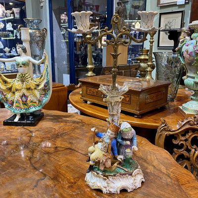 Figurální porcelánový svícen