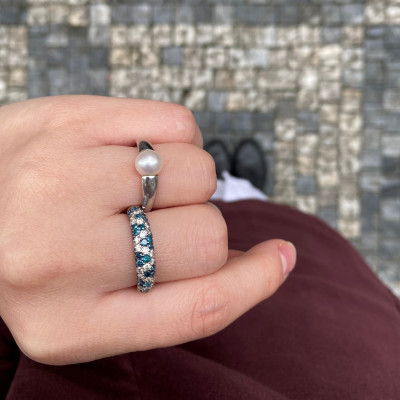 White gold ring with pearl