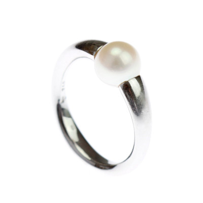 White gold ring with pearl