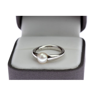 White gold ring with pearl