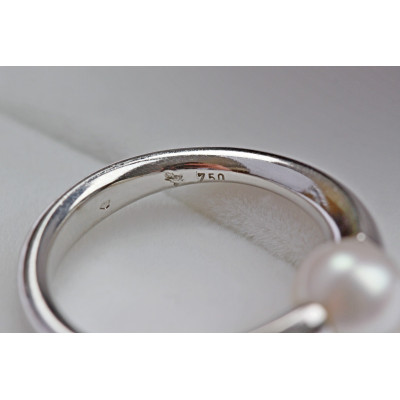 White gold ring with pearl