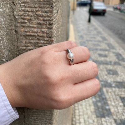 White gold ring with pearl