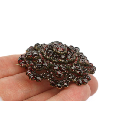 PRODÁNO - Velká květinová brož s granáty - M. Kersch