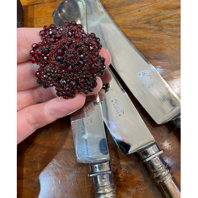 PRODÁNO - Velká květinová brož s granáty - M. Kersch