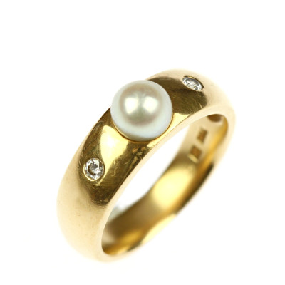 Zlatý prsten s perlou a diamanty