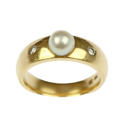Zlatý prsten s perlou a diamanty