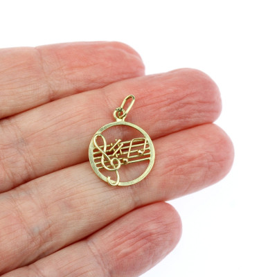 Zlatý přívěsek s hudebním motivem