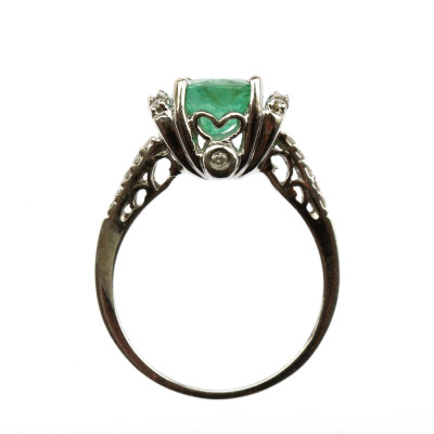 Zlatý prsten se smaragdem a diamanty