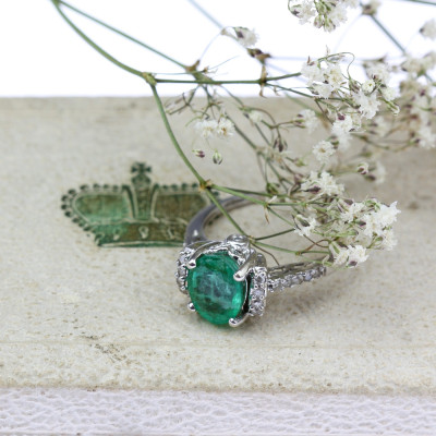 Zlatý prsten se smaragdem a diamanty