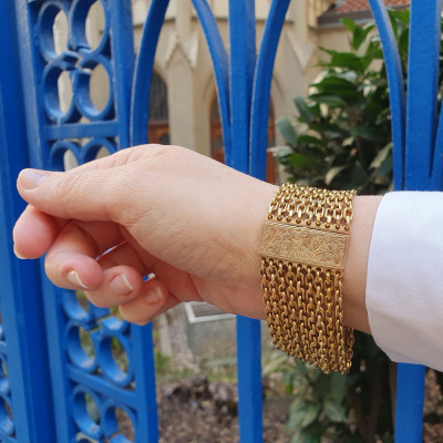 Zlatý náramek z devíti řetízků