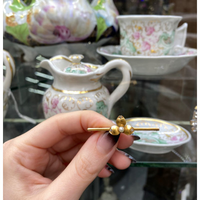 Gold brooch with pearl and diamonds